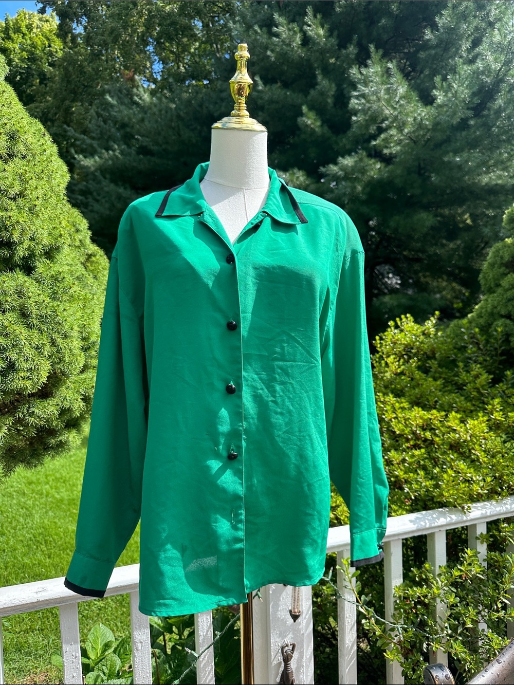 Women's Emerald Green Button-Up Blouse with Contrast Trim